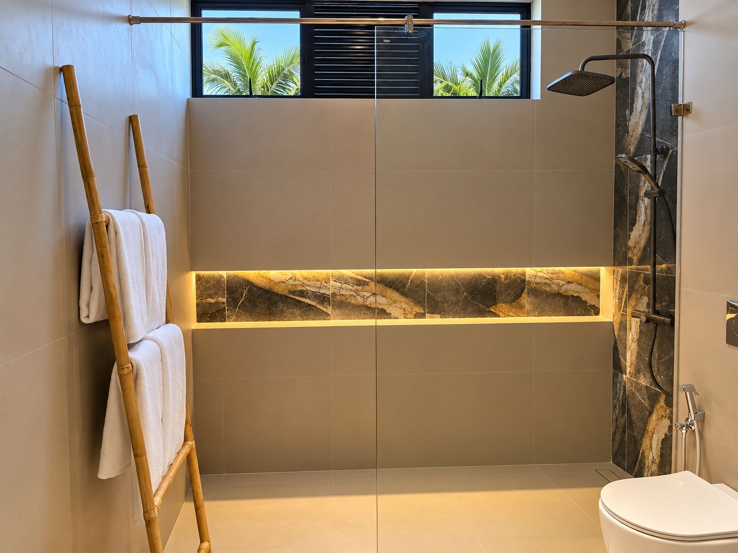 Un baño moderno con ducha, inodoro y toallero.