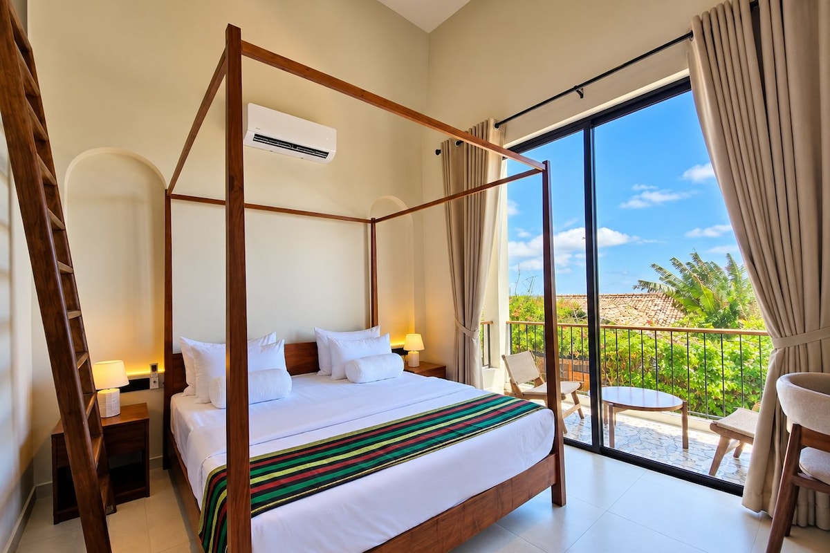 Premium bedding, memory foam beds, desk, WiFi (free)