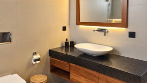 Kahden hengen deluxe-huone, parveke, näköala puutarhaan | Kylpyhuone | Ilmaiset hygieniatuotteet, saippua, sampoo, vessapaperi