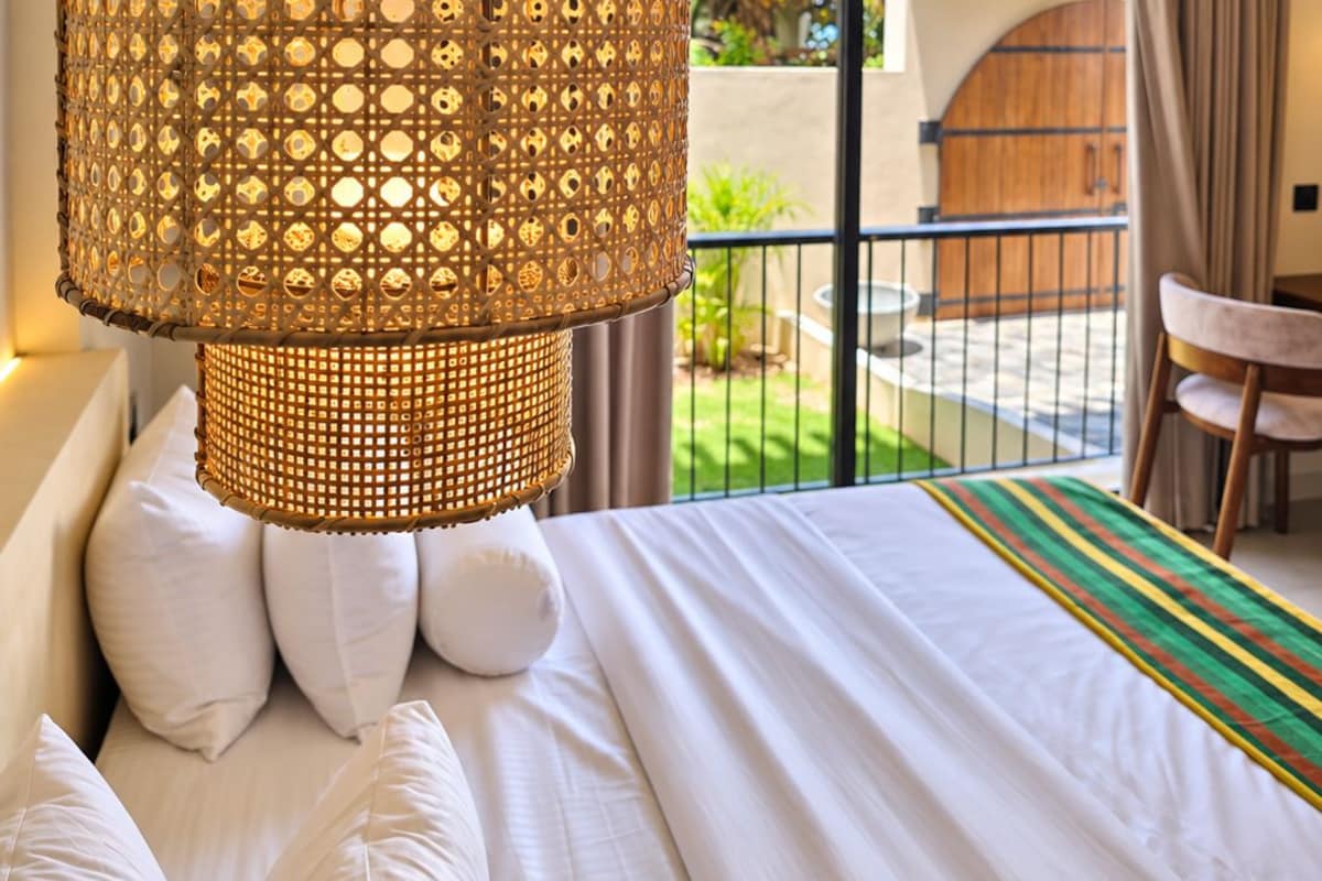 Premium bedding, memory foam beds, desk, WiFi (free)