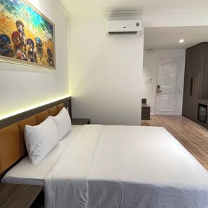 Quarto casal luxo | Escrivaninha, espaço de trabalho para notebook, Wi-Fi de cortesia