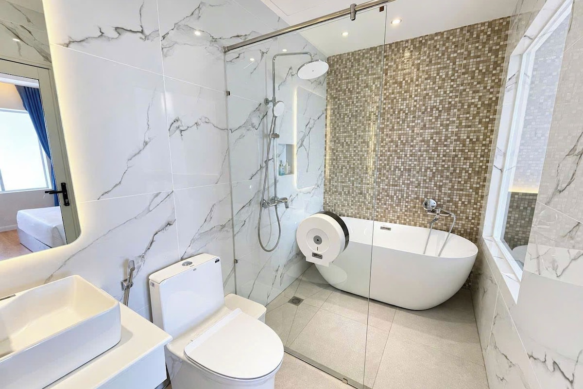 Deluxe Double Room, Beach View | Bathroom