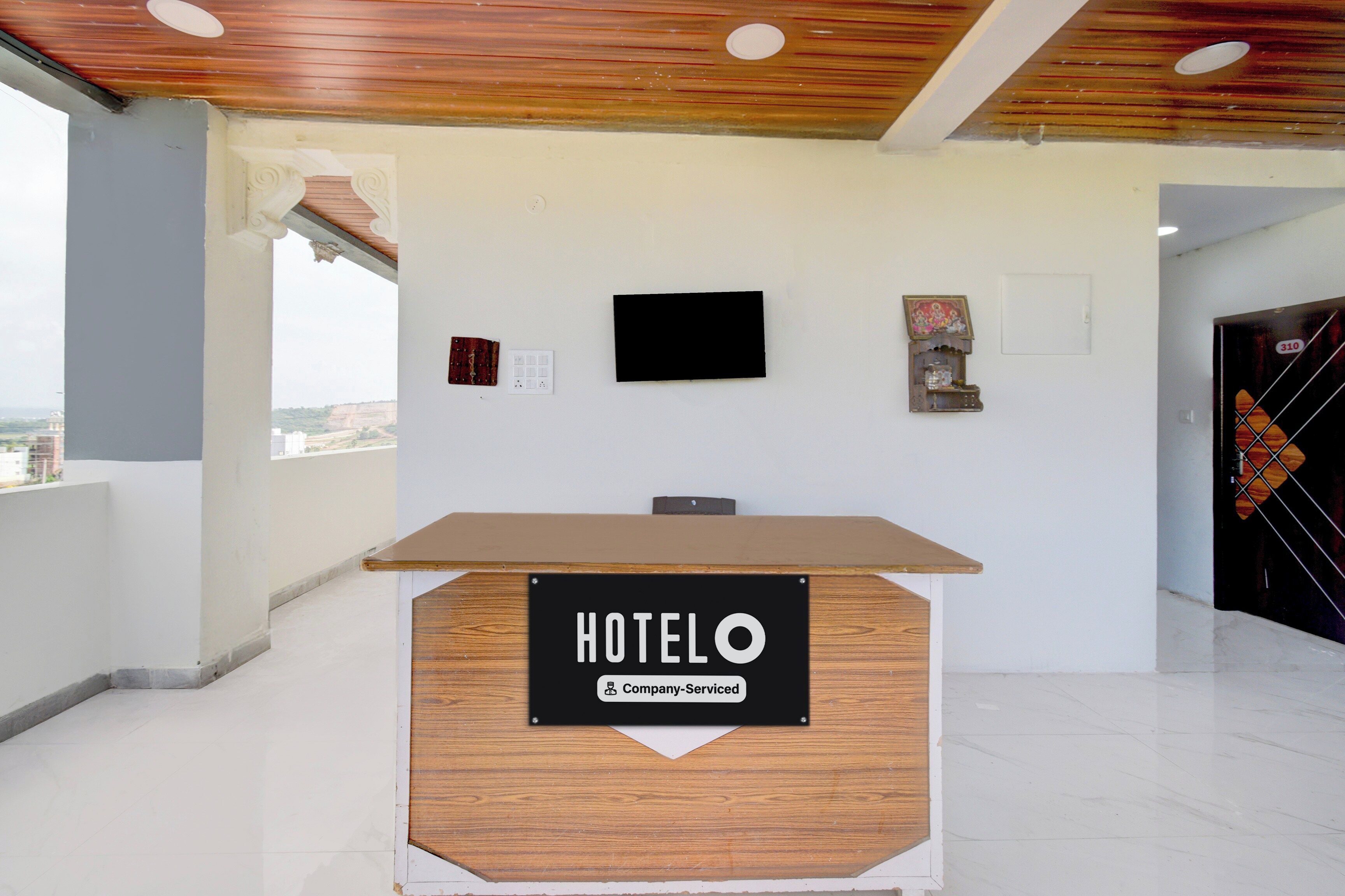 Un mostrador de recepción de hotel con un letrero que indica servicio de empresa.