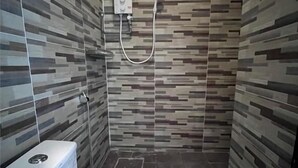 Shower, towels, soap, shampoo - SRG Indira Hotel (Gelang Patah)