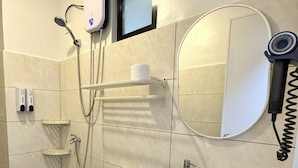 Ein Badezimmer mit Toilette, Waschbecken, Spiegel und Dusche.