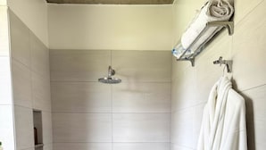 Phòng Suite, quang cảnh vườn | Phòng tắm | Buồng tắm vòi sen, dép đi trong nhà, khăn tắm, xà phòng 