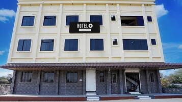Un edificio de hotel de varios pisos con un letrero que indica que ofrece servicios para empresas.