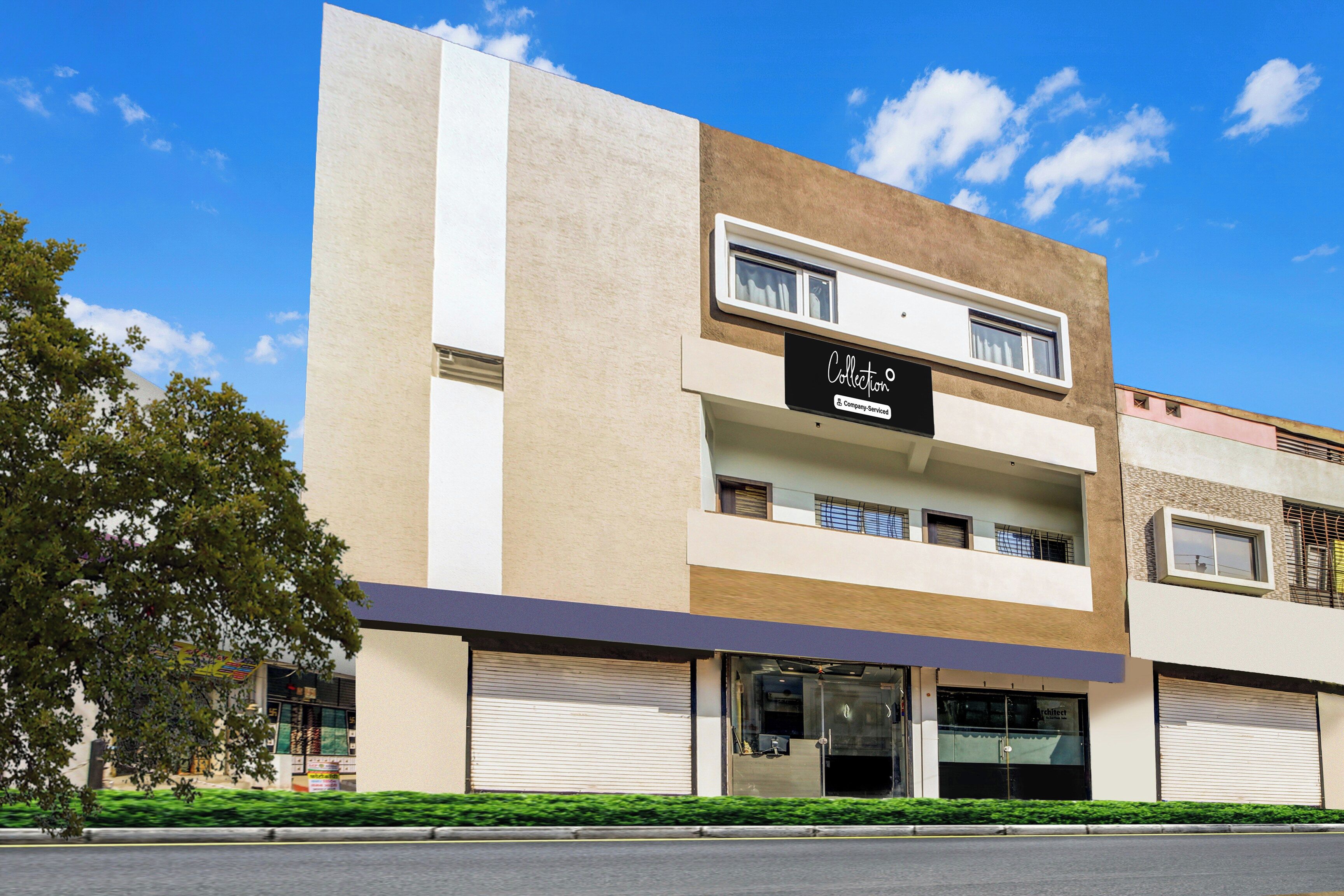 Un edificio moderno con fachada plana, varias ventanas y un letrero que indica que es un establecimiento de recogida con servicios de empresa.