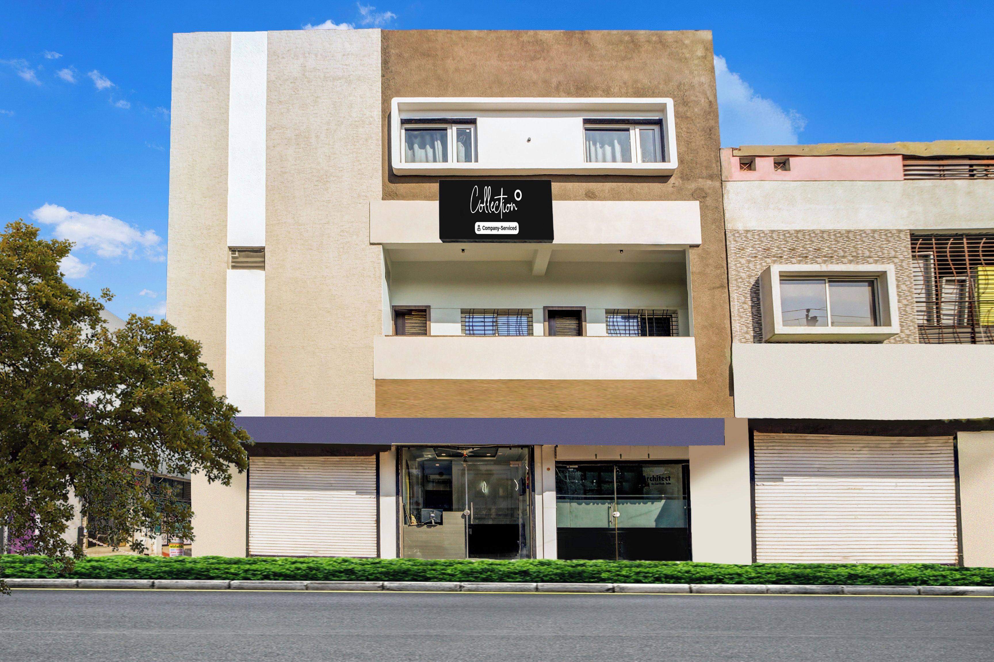 Un edificio moderno con fachada plana, un cartel que indica que ofrece servicios de empresa y un acceso con portón.