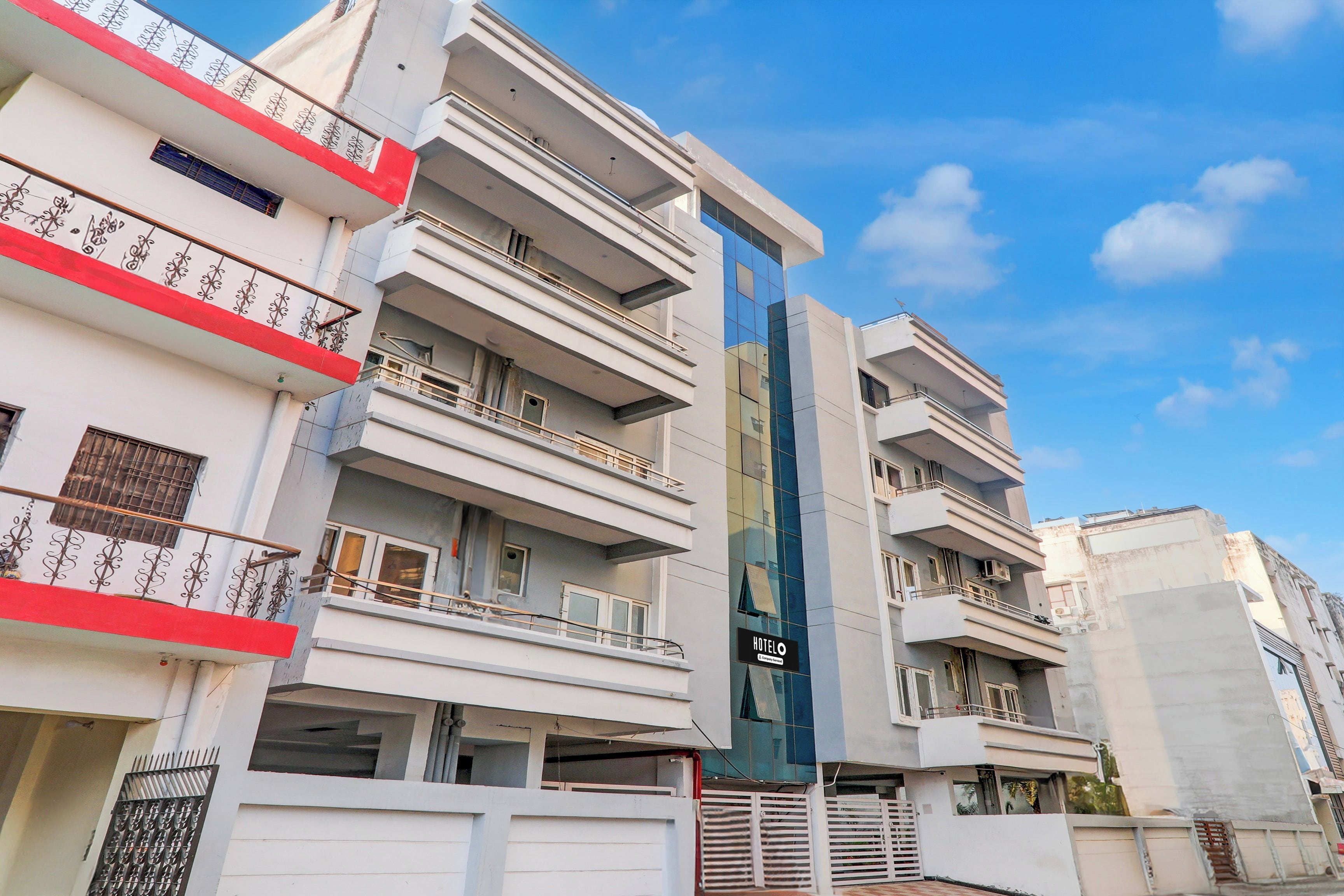 Un hotel de varios pisos con balcones y una fachada moderna.