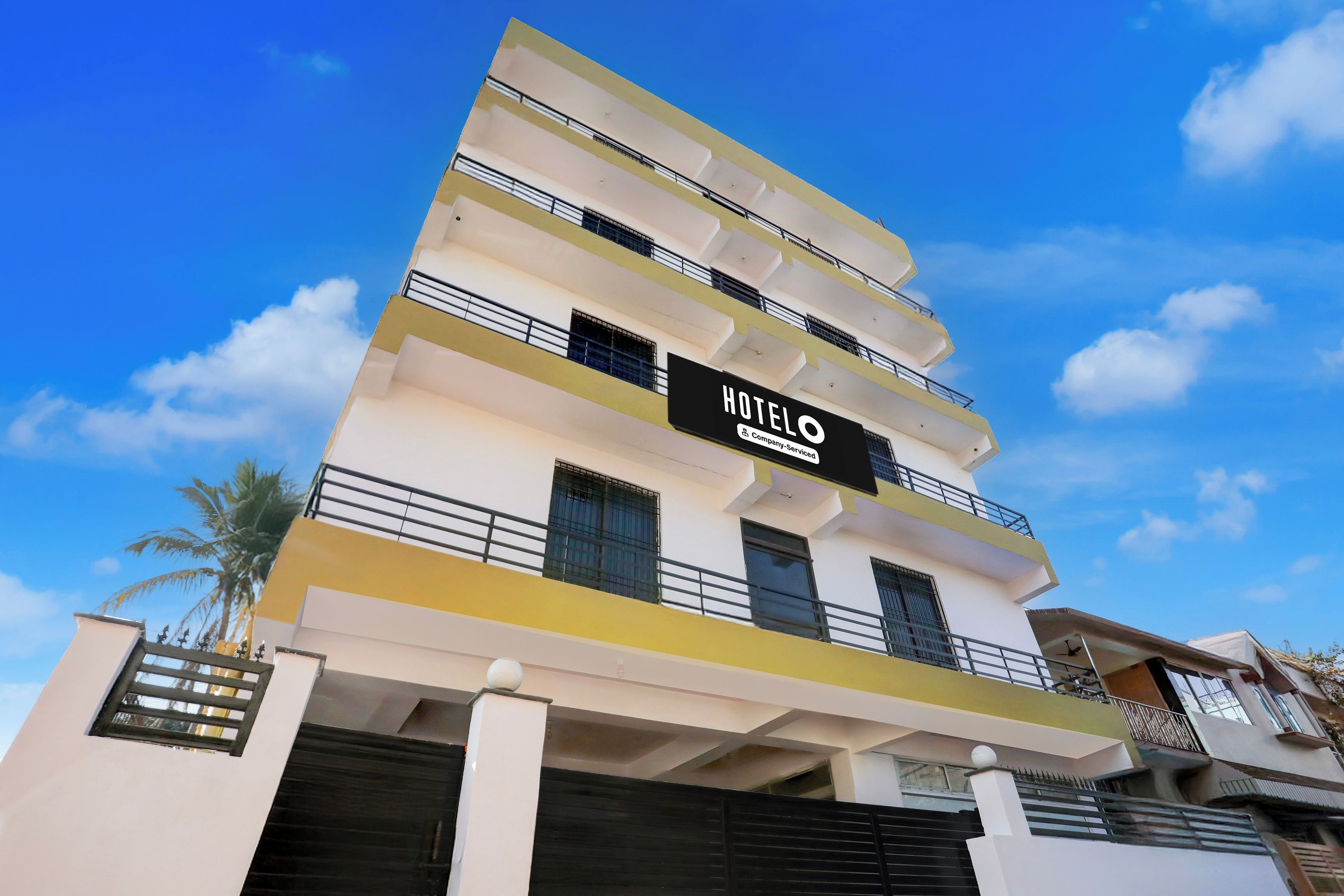 Un edificio de hotel de varios pisos con un letrero que indica que ofrece servicios para empresas.