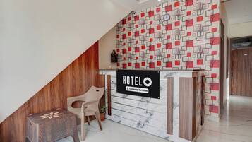 Una mesa de recepción de hotel con un letrero que dice 'HOTEL O Company-Serviced'.