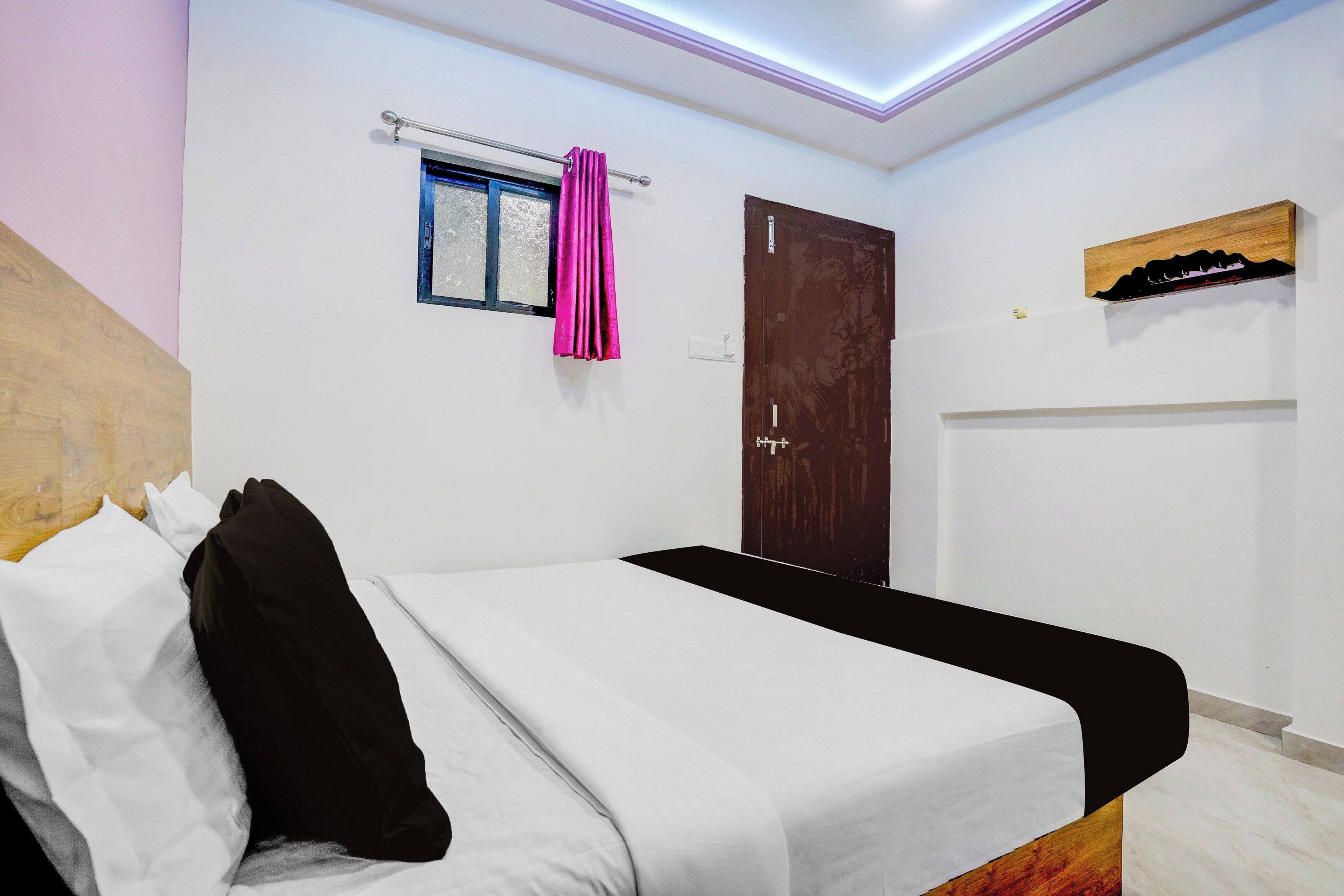 Desk, WiFi (free), bed sheets