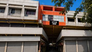 Un edificio con un letrero que dice 'HOTEL', indicando un espacio comercial.