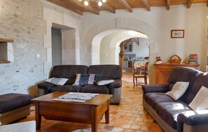 Ein gemütliches Wohnzimmer mit zwei Sofas, einem Couchtisch und einem Kamin.