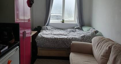 Cozy Guest Room with Full Facilities in Preston