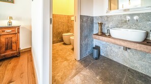 Habitación, varias camas, vista al jardín | Baño