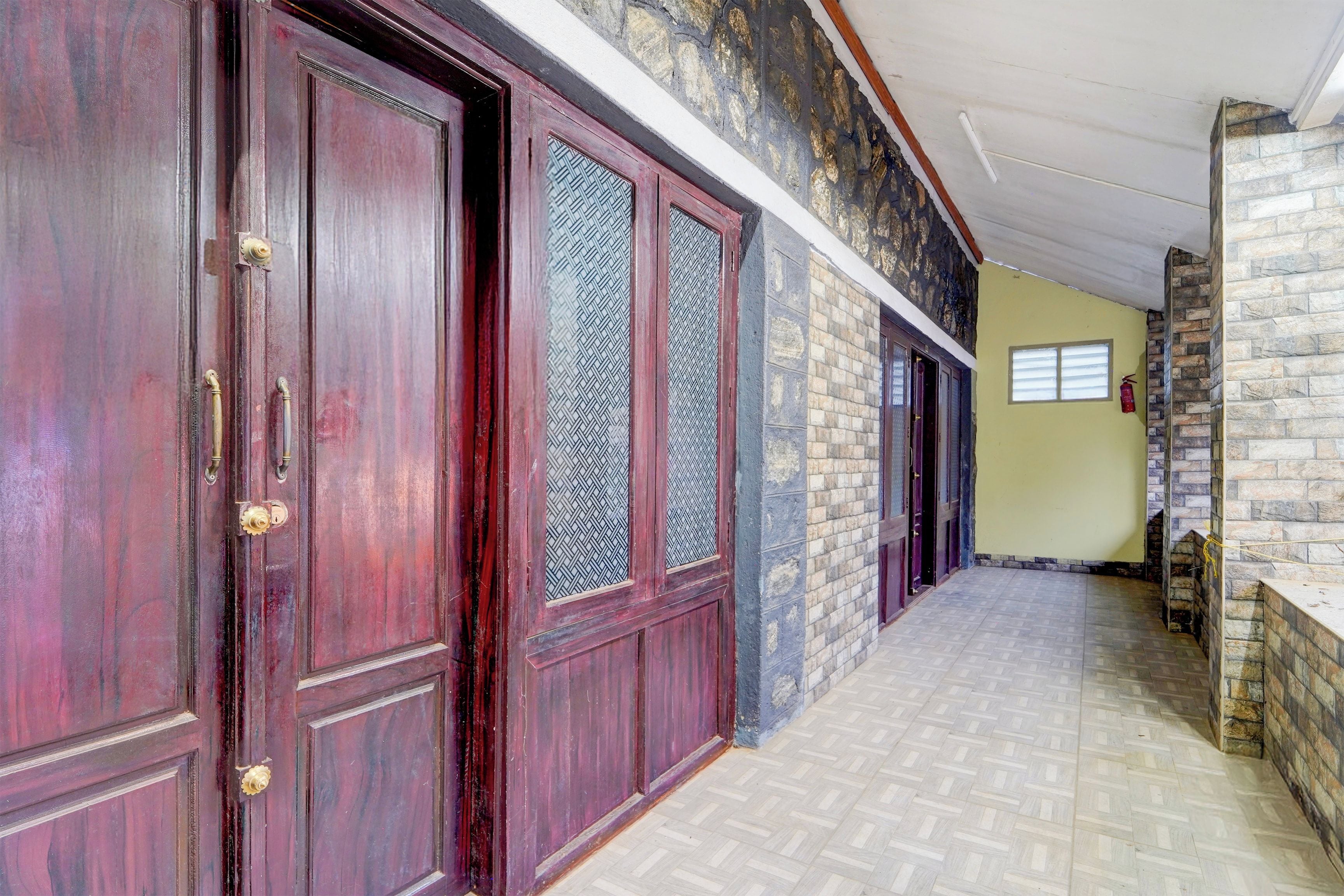 Un pasillo con puertas de madera y paredes de piedra.