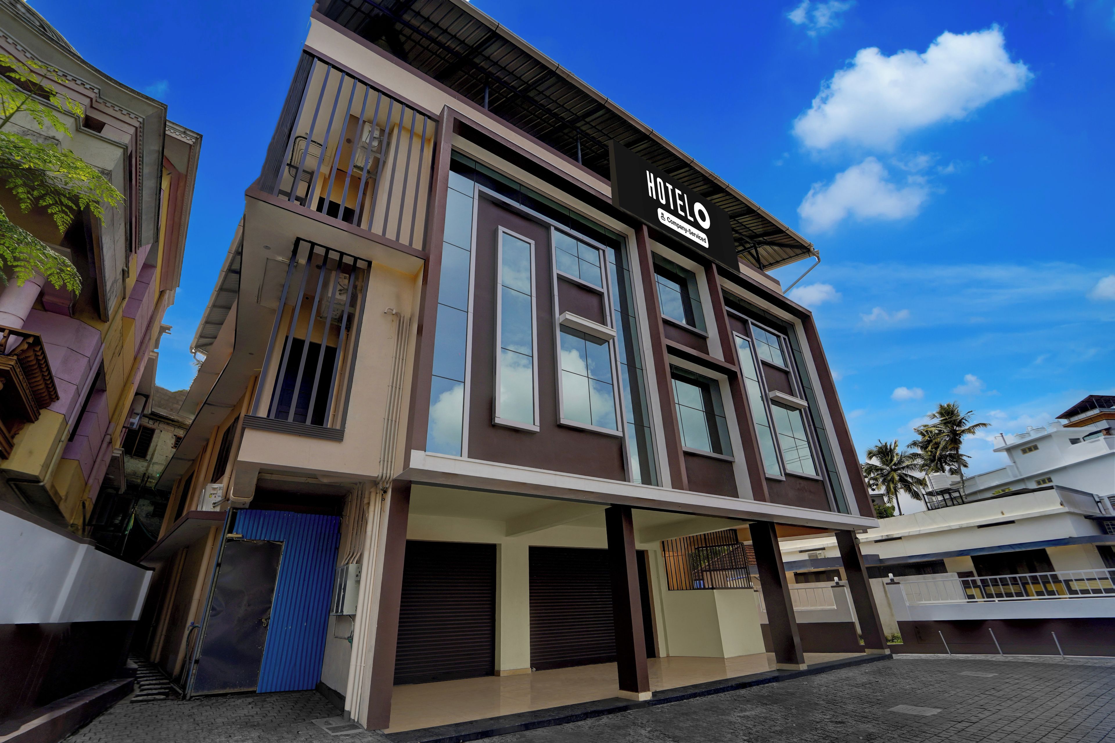 Un edificio moderno con un letrero que dice 'HUTEL'.
