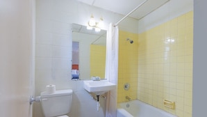 Ein Badezimmer mit Toilette, Waschbecken und Badewanne.