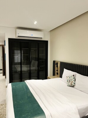 Ein Hotelzimmer mit einem Bett, einem Kleiderschrank und einer Klimaanlage.