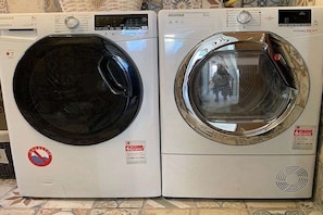 Two front-loading washing machines side by side. - by the lake with views of the lake and the Bavarian Forest, ground floor (Arrach\/ Kummersdorf)