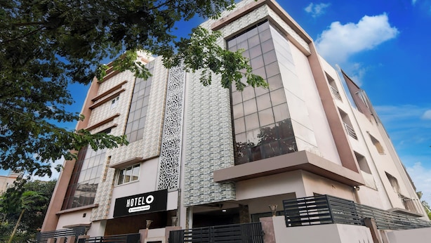 Un edificio moderno de hotel con un letrero que indica que es un servicio corporativo.