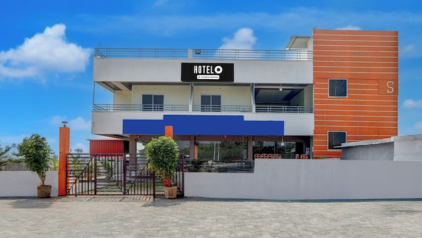 A two-story hotel with a sign indicating it is company-serviced. - Hotel O Chirala Beach View (Chirala)