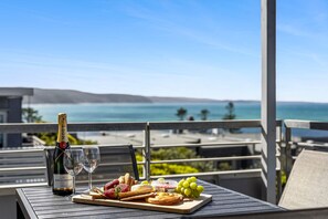 Una mesa con una botella de Moët & Chandon, dos copas y una variedad de bocadillos sobre una tabla de madera.