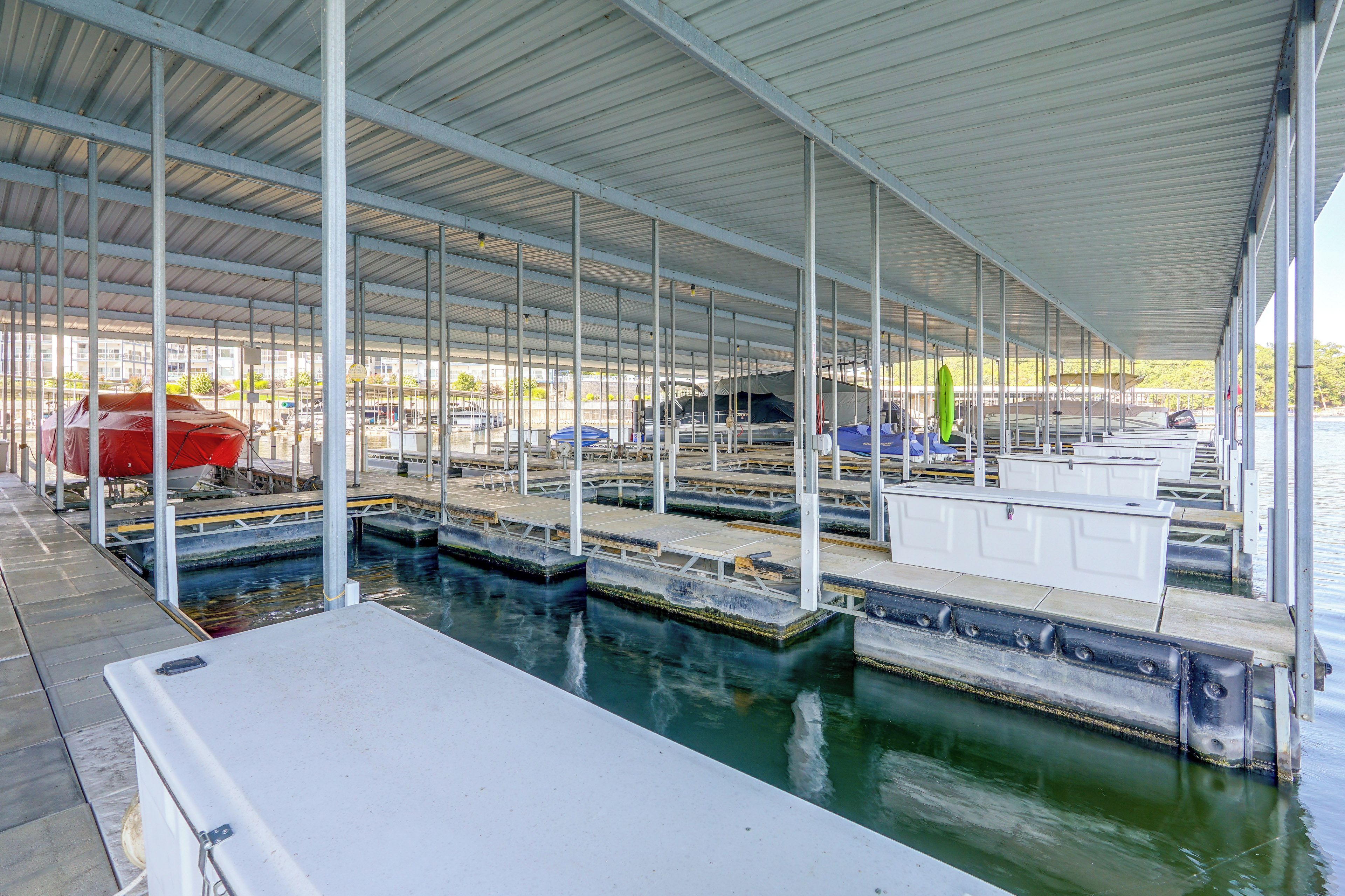 Un puerto deportivo cubierto con barcos amarrados y una zona de piscina.
