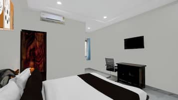 Une chambre d’hôtel moderne équipée d’un lit, d’un téléviseur à écran plat, d’une cheminée et d’une fenêtre avec des rideaux.