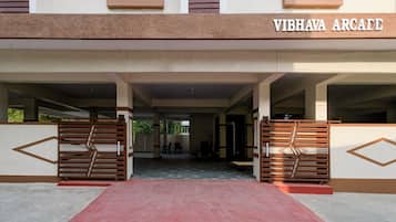 L'ingresso di un edificio con un cartello che riporta 'VIBHAVA ARCADE'.