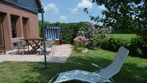 Outdoor dining - Holiday home with 2 bedrooms (Wurster Nordseeküste)