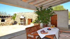 Outdoor dining - Cabin in Llubi with swimming pool (Llubi)