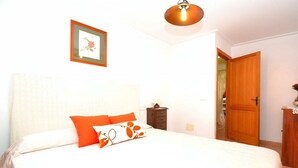 Room - Cabin in Llubi with swimming pool (Llubi)
