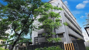 Um edifício moderno com vários andares, caracterizado por grandes janelas e varandas.