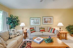 A living room with two sofas, a coffee table, and two lamps. There are two framed pictures on the wall. - 1 Mi to Beach! Golfer’s Paradise on Pawleys Island (Pawleys Island)