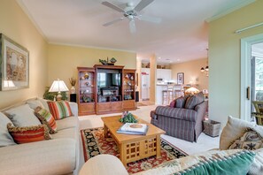 A living room with a ceiling fan, a television, and a dining area with a table and chairs. - 1 Mi to Beach! Golfer’s Paradise on Pawleys Island (Pawleys Island)