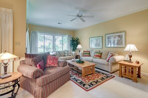 A living room with a sofa, a coffee table, a lamp, and a ceiling fan. - 1 Mi to Beach! Golfer’s Paradise on Pawleys Island (Pawleys Island)