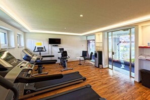 Ein Fitnessstudio mit Laufbändern, Ergometer und Trainingsgeräten.