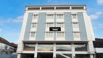 Un edificio de varios pisos con un letrero que indica que es una casa townhouse con servicios de empresa.