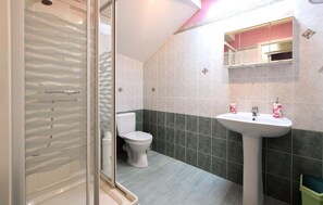 A bathroom with a glass shower enclosure, a toilet, and a sink with a mirror above it. - 3 bedroom cozy home in Creances (Creances)