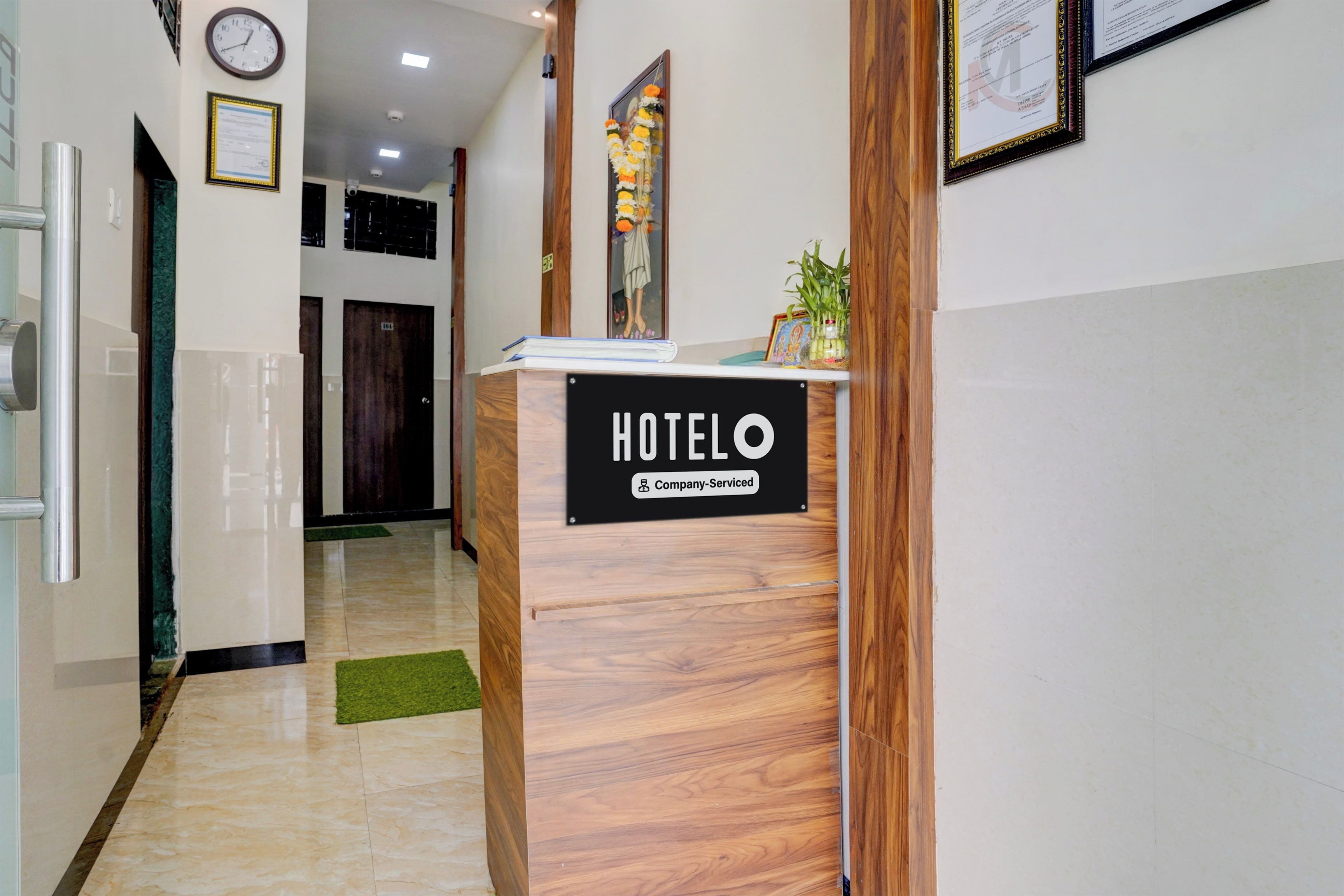 Una recepción de hotel con un letrero que indica servicio de empresa.