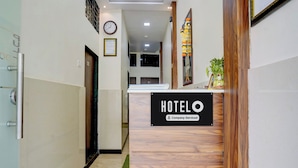 Un mostrador de recepción de hotel con un cartel que indica servicio de empresa.