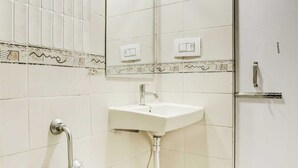 Ducha, artículos de tocador gratuitos, toallas, jabón