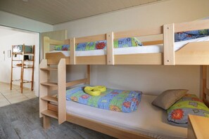 A bunk bed room with a desk and a chair. - Dreisessel - Neukirchinger Holiday Farm (Tiefenbach)