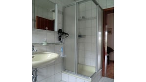 Bathroom - Holiday apartment in Polle with swimming pool (Polle)