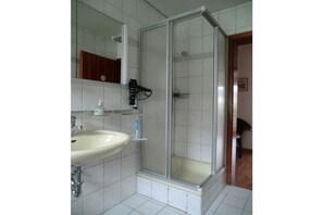 Bathroom - Holiday apartment in Polle with swimming pool (Polle)