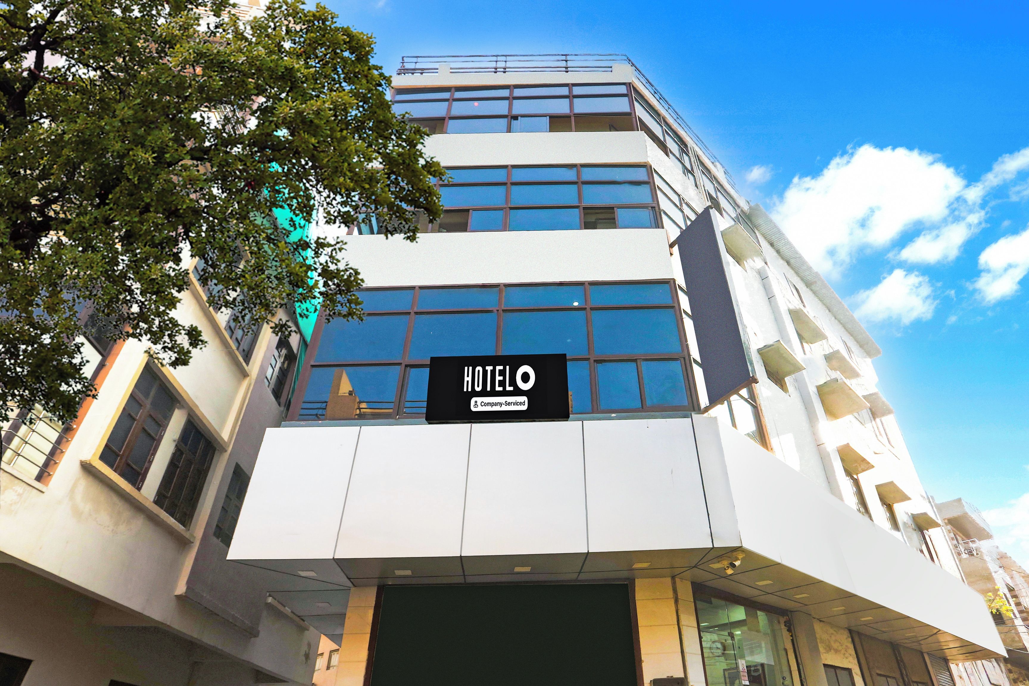 Un edificio de hotel moderno con un letrero que indica que es un servicio para empresas.