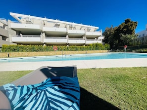 Una piscina con un edificio moderno sullo sfondo.